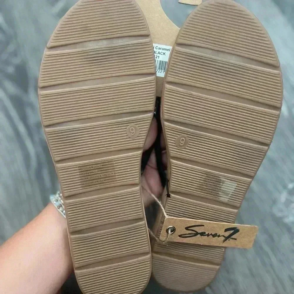 Women’s Black Thong Sandals. NWT. Size 9